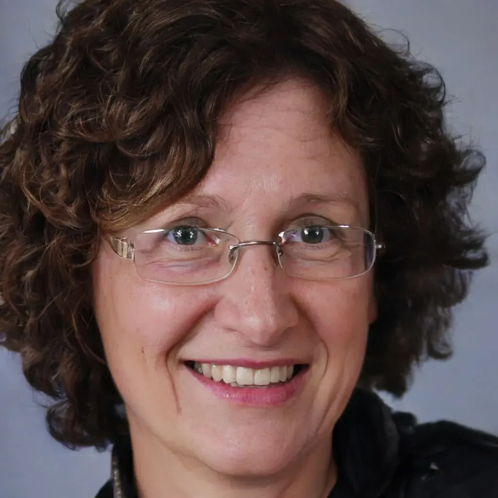 senhora com óculos sorrindo