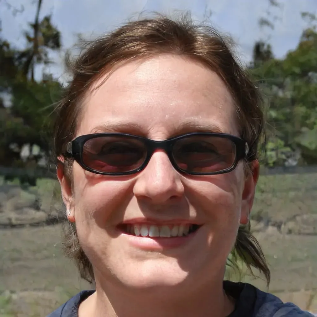 Mulher usando óculos escuto sorrindo